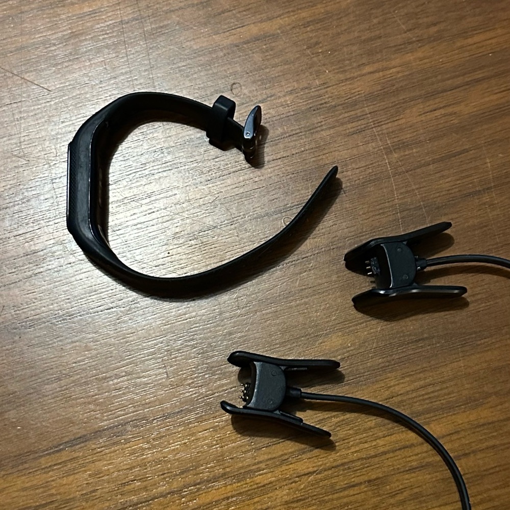 Garmin Vivosmart 4 with two charger cords - Picture 3 of 4